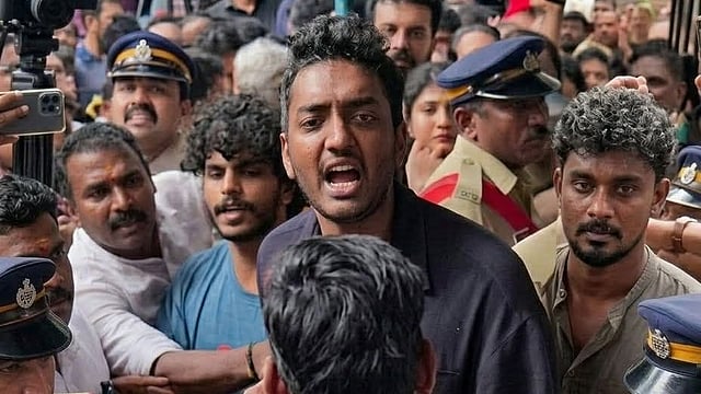 'എന്റെ സംസ്‌കാരം നടക്കുന്ന സ്ഥലത്തും ഈ സാഡിസ്റ്റുകള്‍ വരും,  പോയിനെടാ നാറികളേ, മാന്യമായ ജോലി ചെയ്തു ജീവിക്കിനെടാ എന്നു പറയാന്‍ കഴിയില്ലല്ലോ'
