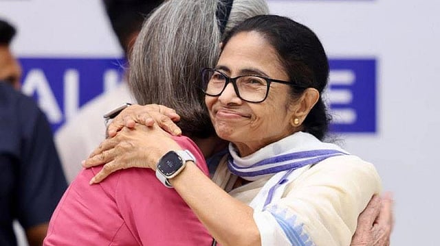 കെട്ടിപ്പിടിത്തത്തിന് പിന്നാലെ സോണിയയുമായി കൂടിക്കാഴ്ച നടത്തി മമത; നിര്ണായക നീക്കം