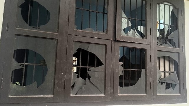 കൊലക്കേസ് പ്രതിയായ യുവാവിന്റെ പരാക്രമം; അയല്വാസിയുടെ വീടും കാറും തകര്ത്തു