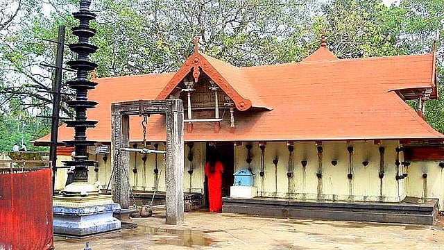 വളരുന്ന വിഗ്രഹവും തണ്ണീരാമൃതവും; കൊടുങ്ങല്ലൂരിലെ ഭീമാകാരനായ ക്ഷേത്രപാലകനും അപൂർവ്വ ദ്രാവിഡാചാരങ്ങളും