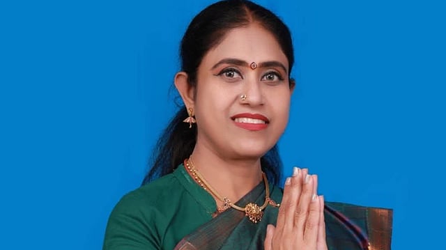ബിജെപി നേതാവ് വിജയധരണിയും മുന് മന്ത്രി പച്ചൈമാലും ടിവികെയില്
