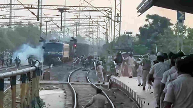 ആവശ്യത്തിന് ട്രെയിനില്ല, പരീക്ഷാര്ഥികളും പൊലീസും ഏറ്റുമുട്ടി, കല്ലേറ്; പട്ന റെയില്വേ സ്റ്റേഷനില് വന് സംഘര്ഷം
