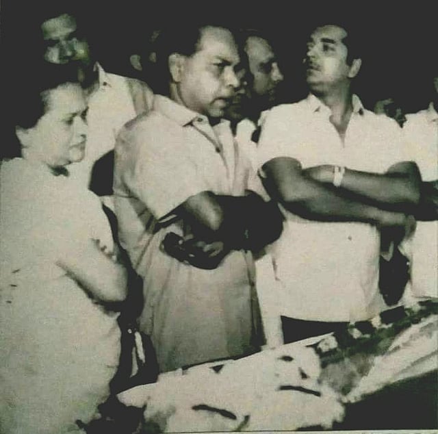 പ്രേം നസീറും മറ്റു താരങ്ങളും സത്യന്റെ ഭൗതിക ശരീരത്തിനരികില്