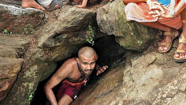 കൂരിരുട്ടിൽ ഇഴഞ്ഞ് ഒരു പുതുജന്മം; വില്വാദ്രിനാഥ ക്ഷേത്രത്തിലെ വിസ്മയമായി 'പുനർജനി നൂഴൽ'