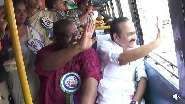 'പുരുഷന്മാര്ക്ക് സൗജന്യം നല്കിയാല് പണം വീട്ടിലെത്തില്ല'; കെഎസ്ആര്ടിസിയിലെ സൗജന്യയാത്രയ്ക്ക് തുടക്കം