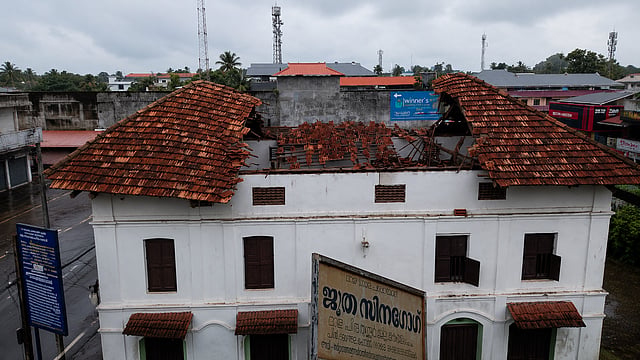 മഴമരങ്ങൾ തണൽവിരിച്ച മാളക്കടവും മൺമറയുന്ന ജൂതസ്മൃതികളും; നീല ടർപോളിൻ ഷീറ്റിനുള്ളിൽ ശ്വാസംമുട്ടി ഒരു ചരിത്രസ്മാരകം