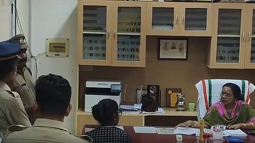 ആരോഗ്യവകുപ്പ് ആസ്ഥാനത്ത്  കസേരക്കളി; 'സീറ്റ് വിട്ടുതരില്ലെന്ന്' മീനാക്ഷി; ചുമതലയേൽക്കാനാകാതെ റീന മടങ്ങി