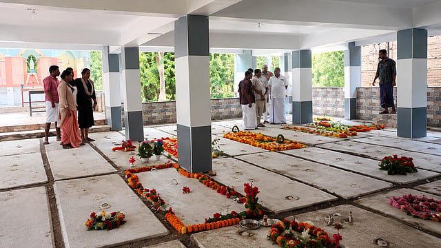 ഒരു കല്ലറയിൽ രണ്ട് മൃതദേഹങ്ങൾ?; ദുരൂഹതയാരോപിച്ച് നാട്ടുകാർ; പൊലീസ് അന്വേഷണം തുടങ്ങി