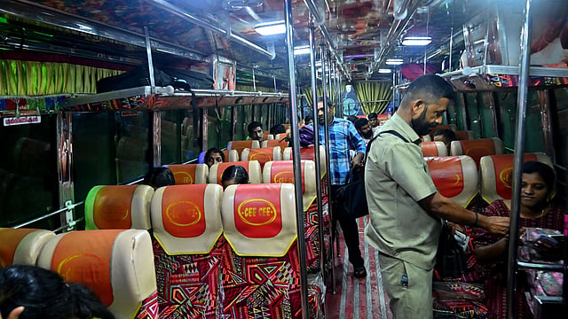'പ്രിയദർശിനി' കുരുക്ക്: തൃശ്ശൂരിൽ 200-ലധികം സ്വകാര്യ ബസുകൾ സർവീസ് നിർത്തി