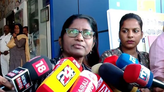 'ഞാനാണ് ഡിഎച്ച്എസ് എന്ന് കോടതി പറഞ്ഞിട്ടുണ്ട്'; ഇന്നും ആരോഗ്യവകുപ്പ് ആസ്ഥാനത്തെത്തി ഡോ. റീന, കസേരകളി തുടരുന്നു