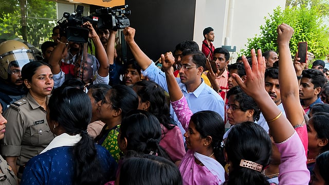 ഓമല്ലൂർ വൃദ്ധസദനത്തിൻറെ അംഗീകാരം റദ്ദാക്കും; ഉടമയുടെ പ്രാർത്ഥനാ കേന്ദ്രത്തിന് മുന്നിൽ ബിജെപി  പ്രതിഷേധം; വിശ്വാസികളുമായി  തർക്കം