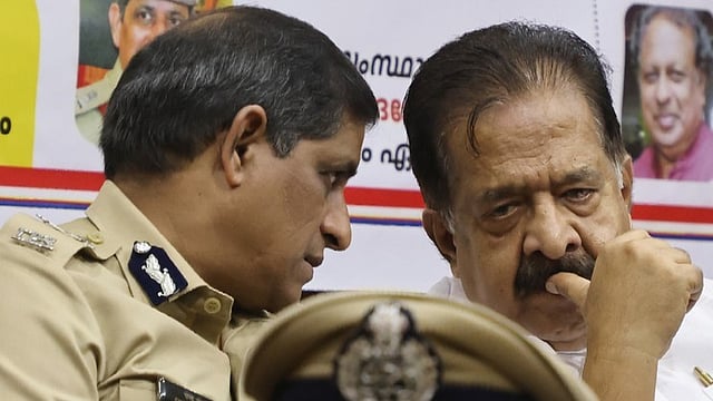 കാഞ്ഞങ്ങാട് പട്രോളിംഗിനിടെയുണ്ടായ അപകടം; കാലുകൾ നഷ്ടപ്പെട്ട പൊലീസുകാർക്ക്  സഹായവുമായി ആഭ്യന്തര മന്ത്രി രമേശ് ചെന്നിത്തല