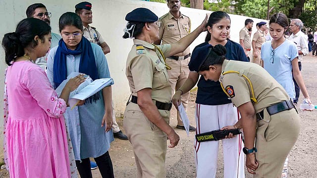 നീറ്റ് പുനഃപരീക്ഷയില് ആള്മാറാട്ടം; ബിഹാറില് 9 പേര് അറസ്റ്റില്; യുപിയില് വിദ്യാര്ത്ഥിയില് നിന്നും സിം കാര്ഡ് പിടിച്ചെടുത്തു