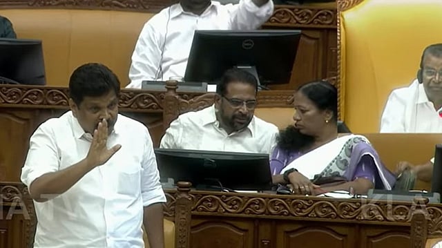 'ഇത്തരം പുതിയ കീഴ്‌വഴക്കങ്ങൾ ഉണ്ടാക്കരുത്'; പ്രതിപക്ഷത്തിന് സ്പീക്കർ അധികസമയം നൽകിയെന്ന് റവന്യൂമന്ത്രി അനിൽകുമാറിന്റെ പരാതി