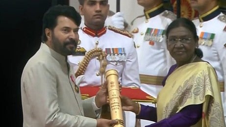 മോദിയെയും അമിത് ഷായെയും കൈകൂപ്പി അഭിവാദ്യം ചെയ്തു; പത്മ ഭൂഷൺ ഏറ്റുവാങ്ങി മമ്മൂട്ടി