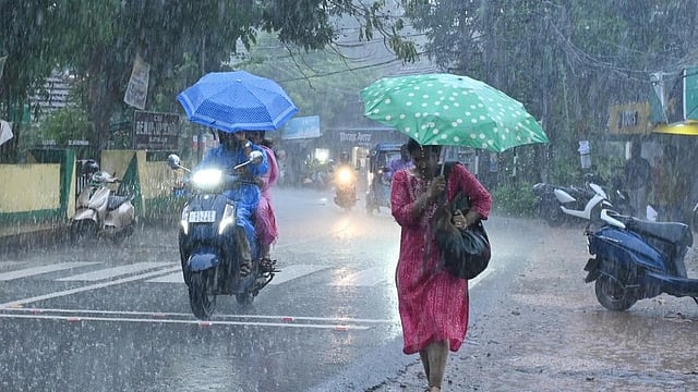 വീണ്ടും ന്യൂനമര്ദം: മുന്നറിയിപ്പില് മാറ്റം; സംസ്ഥാനത്ത് ഇന്നും നാളെയും ശക്തമായ മഴ; ഏഴ് ജില്ലകളില് ഓറഞ്ച് അലര്ട്ട്