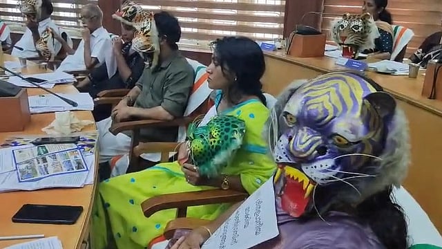 സുരേഷ് ഗോപി വാഗ്ദാനം ചെയ്ത ഫണ്ട് എത്തിയില്ല; തൃശ്ശൂരിൽ പുലിമുഖമണിഞ്ഞ് ഇടതുപക്ഷ കൗൺസിലർമാരുടെ വേറിട്ട പ്രതിഷേധം