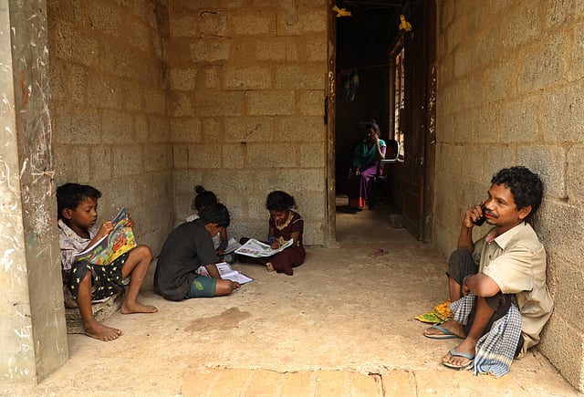 തിരുവനന്തപുരം കൈതോടിലെ ആദിവാസി ഊരില് കുട്ടികള് പഠിക്കുന്നു