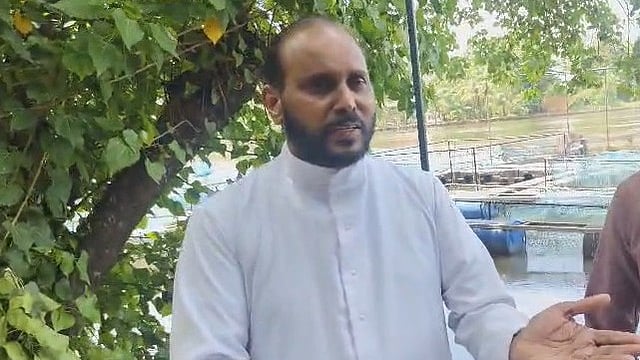 പരിഹസിച്ചവർ പോലും കൈയടിക്കുന്നു; കോട്ടപ്പുറം കായലിൽ ‘കൂട് കൃഷി’യിലൂടെ വിപ്ലവം സൃഷ്ടിച്ച് ഫാ. ജോൺസൺ പങ്കേത്ത്