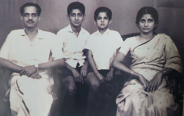 കാവാലം നാരായണ പ്പണിക്കർ സഹധർമ്മിണി ശാരദാ മണി, പുത്രന്മാരായ ഹരികൃഷ്ണൻ, ശ്രീകുമാർ എന്നിവരോടൊത്ത്