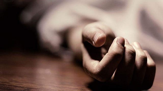 ഭർത്താവിനെ തേടിയെത്തിയ
പൊലീസുകാരുടെ ചവിട്ടേറ്റ് ഗർഭിണി മരിച്ചു; നവജാത ശിശുവിന്റെ നില ഗുരുതരം