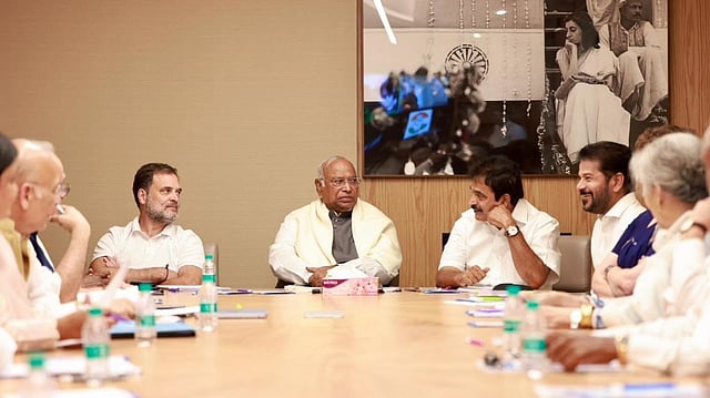 വൻ അഴിച്ചു പണിക്ക് കോൺഗ്രസ്, പ്രിയങ്കയ്ക്ക് ചുമതല നിശ്ചയിക്കും; കേരളത്തിൽ അടക്കം പുതിയ പിസിസി അധ്യക്ഷന്മാർ വരും