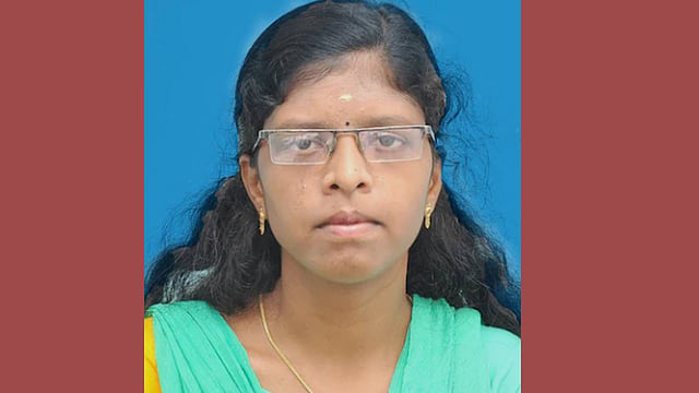 തീറ്റ കൊടുക്കുന്നതിനിടെ കുരങ്ങന്മാര് കൂട്ടത്തോടെ വളഞ്ഞു; നവവധു കുന്നിന് മുകളിലുള്ള ക്ഷേത്രത്തില് നിന്ന് താഴെവീണ് മരിച്ചു