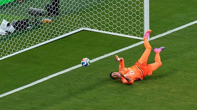 'എന്റെ പിഴ... എന്റെ പിഴ'...; ​ഗോൾ വഴങ്ങി വില്ലനായി; കളിക്കിടെ സ്വയം മാറി ഉറു​ഗ്വെ ​ഗോളി മുസ്‍ലേര