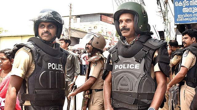 'അയ്യപ്പ ഭക്തന്, വിളിപ്പേര് സ്വാമി, ആഗ്രഹം മകനൊപ്പം ശബരിമല ഡ്യൂട്ടി'; കാക്കിയില് അച്ഛനും മകനും, അഭിമാന നിമിഷം