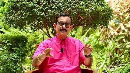 'കാവ് തീണ്ടല്ലേ മക്കളേ, കുടിവെള്ളം മുട്ടും!'; വ്യക്തി താല്പ്പര്യങ്ങള്ക്കായി കാവുകള് നശിപ്പിക്കുന്നു: ഡോ. കണ്ണന് സി എസ് വാര്യര്