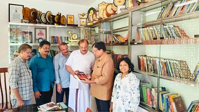 വി കെ സുരേഷ് ബാബുവിന്റെ സബര്മതി 'നാരായണ നാരായണ'യില് പുസ്തകക്കെട്ടുമായി ബ്രണ്ണന് സഹപാഠികളെത്തി