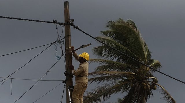 നിയന്ത്രണം ഒഴിവാക്കുമോ?; ഉയര്ന്ന വിലയ്ക്ക് വൈദ്യുതി വാങ്ങാന് കെഎസ്ഇബിക്ക് അനുമതി