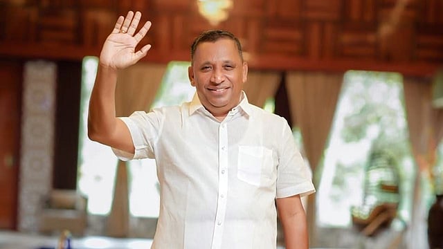 കുട്ടനാട് എംഎല്എ റെജി ചെറിയാന്റെ കാറും ബൈക്കും കൂട്ടിയിടിച്ചു; യുവാവിന് പരിക്ക്