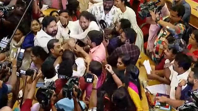 തിരുവനന്തപുരം കോര്പ്പറേഷനില് കയ്യാങ്കളി, ബിജെപി- യുഡിഎഫ് അംഗങ്ങള് ഏറ്റുമുട്ടി; ഹാജര് രജിസ്റ്ററിനായി പിടിവലി