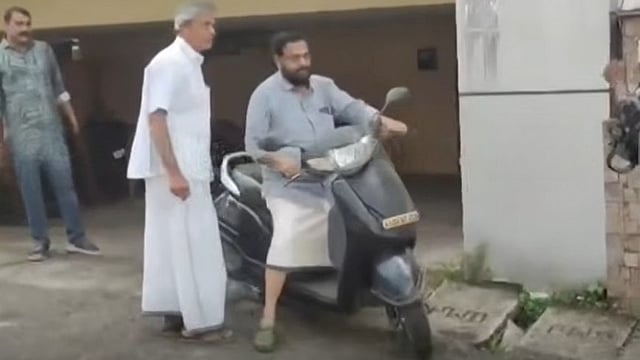 ഹെല്മറ്റ് ഇല്ലാതെ ചെന്നിത്തലയെ കാണാന് കടകംപള്ളിയെത്തി; പരാതി നല്കി യൂത്ത് കോണ്ഗ്രസ്