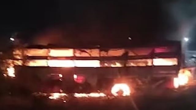 ബസ് ട്രെയിലറുമായി കൂട്ടിയിടിച്ചു, തീപിടിച്ച് 7 മരണം, 22 പേര്ക്ക് പരിക്ക്