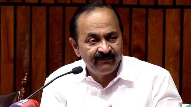 വിഴിഞ്ഞം അന്താരാഷ്ട്ര തുറമുഖത്തിന്റെ ഓഹരി കൈമാറ്റ നീക്കം; അദാനി മാനേജ്‌മെന്റിനെ നേരിട്ട് അതൃപ്തി അറിയിച്ച് മുഖ്യമന്ത്രി