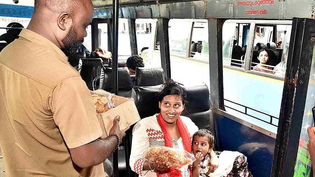 വരുമാനത്തിന് മറ്റു മാര്ഗങ്ങള് തേടണമെന്ന് മന്ത്രി; അച്ചപ്പവും കുഴലപ്പവും വിറ്റ് സ്വകാര്യ ബസ് ജീവനക്കാരുടെ പ്രതിഷേധം