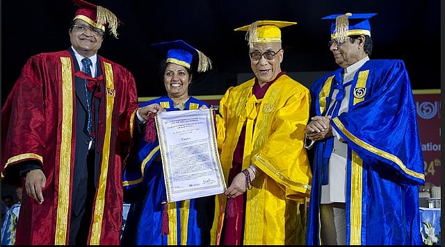 ദലൈ ലാമ ഇഗ്നൊയുടെ ഓണററി ഡോക്ടറേറ്റ് സ്വീകരിക്കുന്നു, പ്രൊഫ. വിഎന് രാജശേഖരന് പിള്ള, ഡി പുരന്ദരേശ്വരി, ഇ അഹമ്മദ് സമീപം