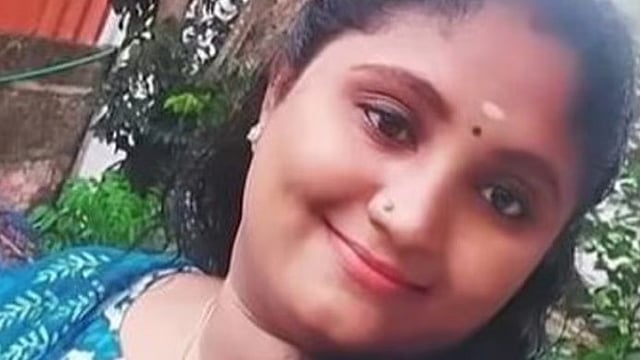 'മരിക്കാതെ വേറെ മാര്‍ഗമില്ല, നിങ്ങള്‍ സുഖമായി ജീവിക്കൂ'; സ്വര്‍ണാഭരണം തട്ടിയ കേസില്‍ യുവതിയുടെ ആത്മഹത്യാക്കുറിപ്പ് പുറത്ത്