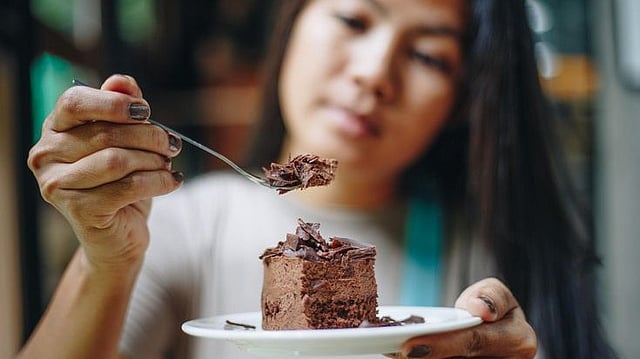 വിശപ്പും മധുരത്തോട് ആസക്തിയും ഉണ്ടോ? ശരീരത്തിൽ പ്രോട്ടീൻ കുറയുന്നതിൻ്റെ 5 ലക്ഷണങ്ങൾ