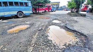 തൃശ്ശൂർ നഗരത്തിൽ കുഴികൾ പെരുകുന്നു; തിരിഞ്ഞുനോക്കാതെ കോർപ്പറേഷൻ, രൂക്ഷമായ ഗതാഗതക്കുരുക്ക്