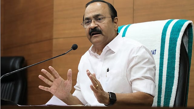'എന്തൊക്കെയാണ് കേരളത്തില് നടക്കുന്നത്? എനിക്കു കിട്ടിയ കമ്മിഷന്റെ കണക്കു വരെ പറഞ്ഞു, വിഴിഞ്ഞത്ത് ഒരു ഓഹരി കൈമാറ്റവും നടന്നിട്ടില്ല'