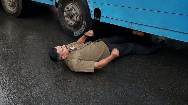 'എടുക്കെടാ പ്രിയദർശിനി നെഞ്ചത്തോട്ട്...'; ഉപ്പുതറയിൽ കെഎസ്ആർടിസി ബസിനടിയിൽ കിടന്ന് സ്വകാര്യ ബസ് ഉടമയുടെ നാടകീയ പ്രതിഷേധം| VIDEO