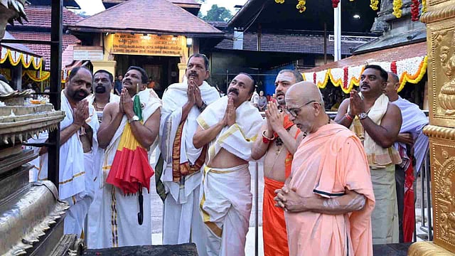 വിഡി സതീശന് കൊല്ലൂര് മൂകാംബിക ക്ഷേത്രത്തില്; മുഖ്യമന്ത്രിയായ ശേഷം ആദ്യ ദര്ശനം - വിഡിയോ