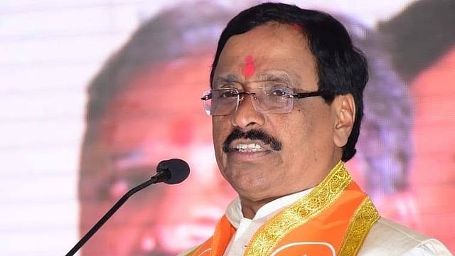 'ഭര്ത്താവുമായി ശാരീരികമായി അടുത്താല് മരിക്കും, നിര്ബന്ധിച്ച് മൂത്രം കുടിപ്പിച്ചു'; ശിവസേന നേതാവിനെതിരെ മരുമകളുടെ പരാതി, കേസ്