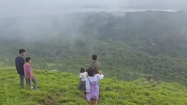 മഴമേഘങ്ങൾ തഴുകിയിറങ്ങുന്ന ഇടുക്കിയുടെ ‘കുയിലിമല’; സഞ്ചാരികളെ കാത്ത് പുൽമേടുകളും കോടമഞ്ഞും -വിഡിയോ