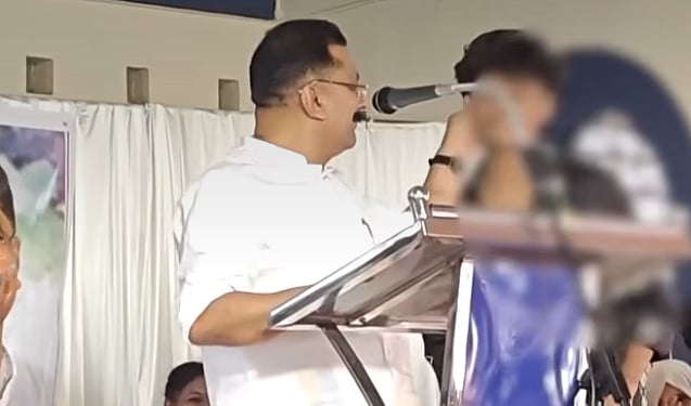 'എന്താടോ അക്ഷരമറിയില്ലേ?;  ചെവിയില്‍ നുള്ളി';എ പ്ലസ് കിട്ടിയ കുട്ടികളെ വേദിയില്‍ അപമാനിച്ച് കെടി ജലീല്‍; കേസ് എടുക്കാന്‍ നിര്‍ദേശം