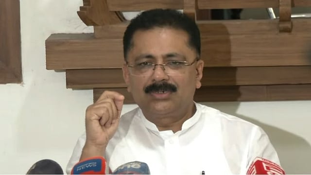 'നുള്ളിയിട്ടില്ല, തമാശയ്ക്ക് ചെവിക്ക് പിടിച്ചതാണ്; കുട്ടികളുമായി സംവദിച്ചതാണ്, പൊതുവായന കുറവാണ്'