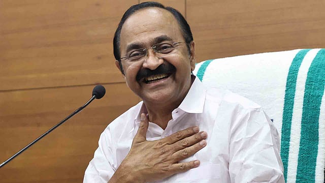 'പിണറായി ചിരിക്കാതെ ചെയ്തത്, വി ഡി സതീശന് ചിരിച്ചുകൊണ്ട് ചെയ്യുന്നു, അത്രയേ വ്യത്യാസമുള്ളൂ'